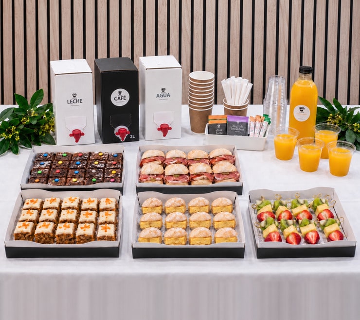 Desayuno gourmet con café, dulces artesanos, bocatines salados y frutas frescas