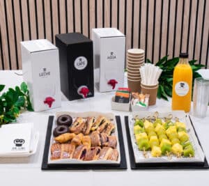 Desayuno continental con café, zumos, croissants y frutas frescas